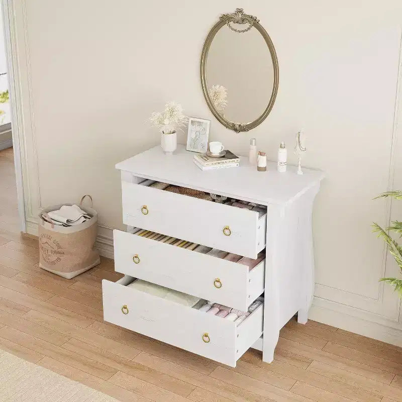 Commode à 3 tiroirs – Grande commode moderne style bohème avec pieds courbés, détails en rotin et rangement polyvalent pour chambre à coucher, salon, entrée ou balcon