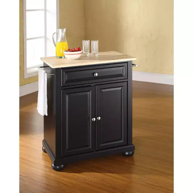 Îlot de cuisine avec porte et étagères