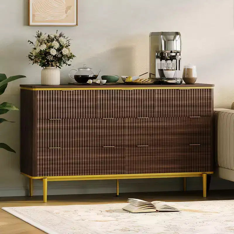 Commode flûtée à 7 tiroirs, commode en bois de 137 cm de large avec poignées dorées, meuble TV au design incurvé pour chambre à coucher ou salon