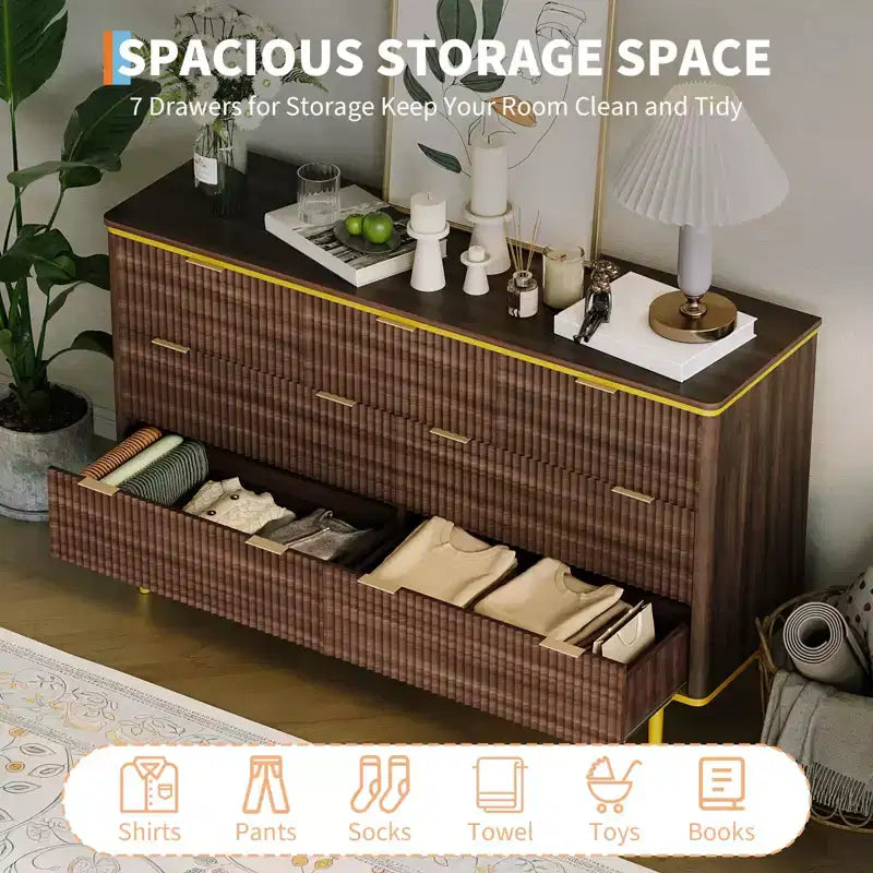 Commode flûtée à 7 tiroirs, commode en bois de 137 cm de large avec poignées dorées, meuble TV au design incurvé pour chambre à coucher ou salon