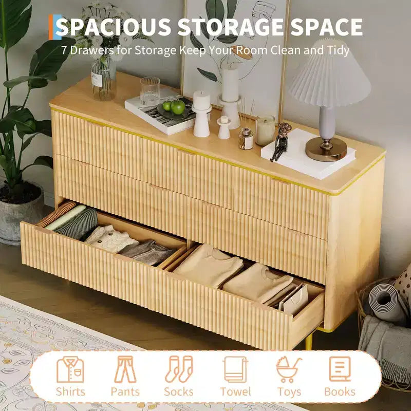 Commode flûtée à 7 tiroirs, commode en bois de 137 cm de large avec poignées dorées, meuble TV au design incurvé pour chambre à coucher ou salon