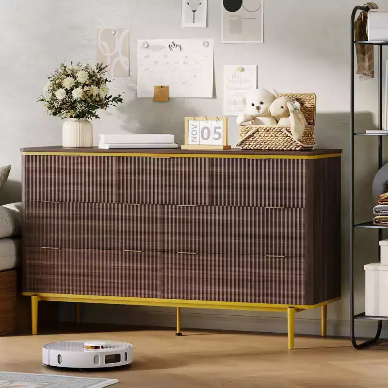 Commode flûtée à 7 tiroirs, commode en bois de 137 cm de large avec poignées dorées, meuble TV au design incurvé pour chambre à coucher ou salon